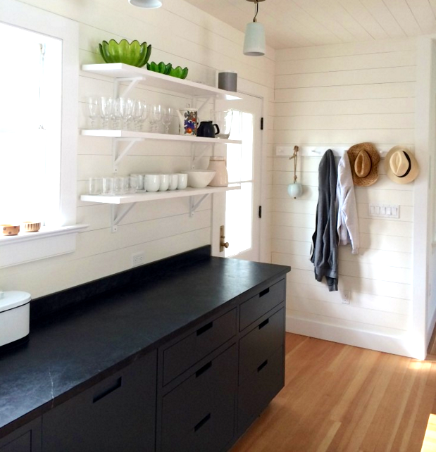 Alberene_Soapstone_Hamptons_Kitchen_1.png