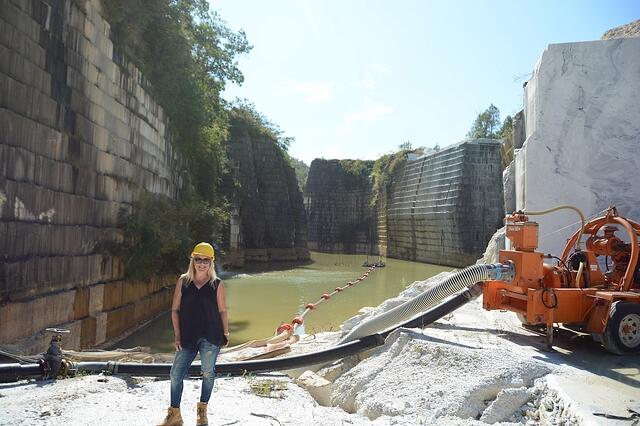 polycor-vetrazzo-trip-117Toni-in-quarry-with-hard-hat-1024x682.jpg